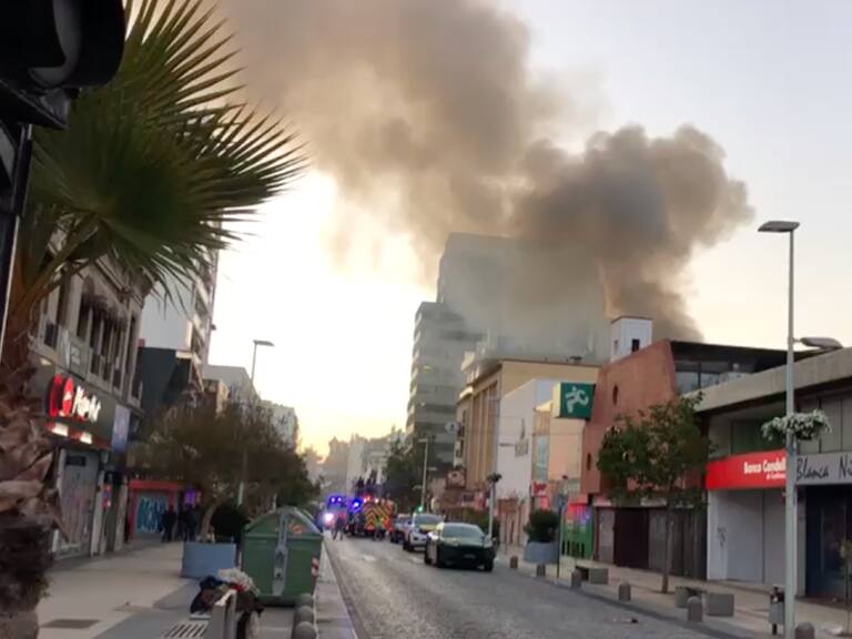 Incendio en restaurante de Viña del Mar generó gran columna de humo y evacuación debió realizarse mediante escaleras