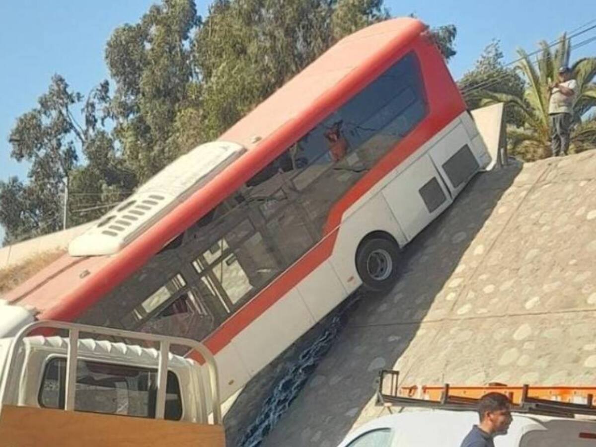 Accidente de tránsito deja bus del Transantiago colgando en autopista