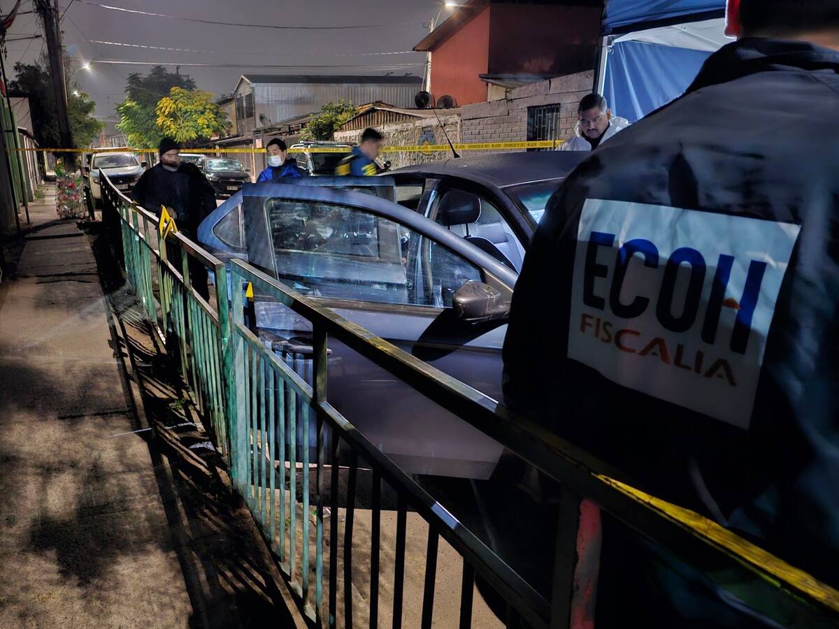 Hombre es asesinado en La Pintana mientras conducía su vehículo: fue baleado en la cabeza