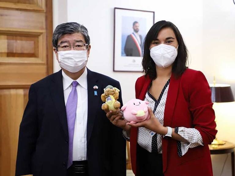 Izkia Siches con peluches de Pokémon