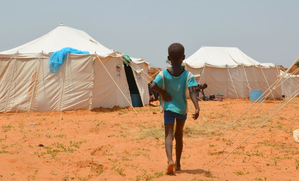 Un niño llega a las viviendas de emergencia instaladas en Níger