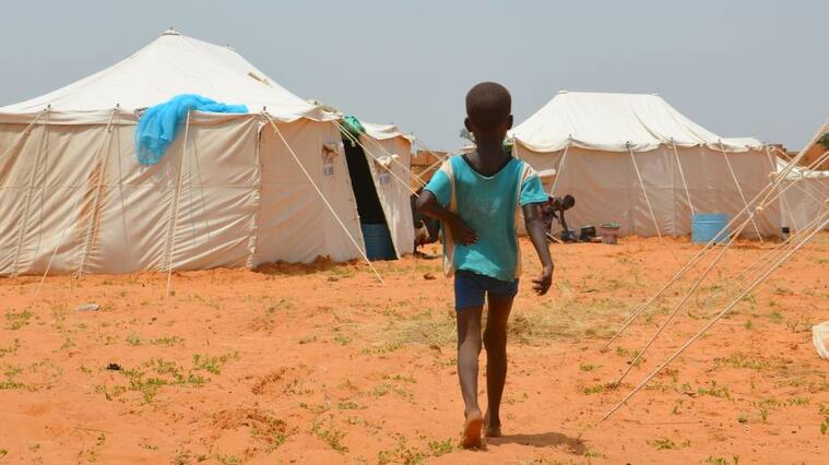 Un niño llega a las viviendas de emergencia instaladas en Níger