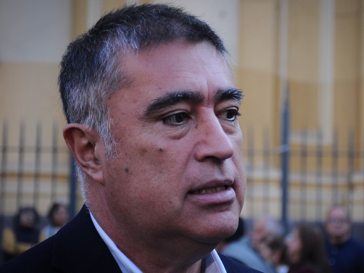 Acusan a alcalde de Santiago, Mario Desbordes, de compartir fake news contra medio chileno en redes sociales