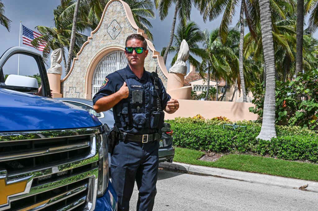 Policía custodia accesos a la residencia de Donald Trump en Palm Beach