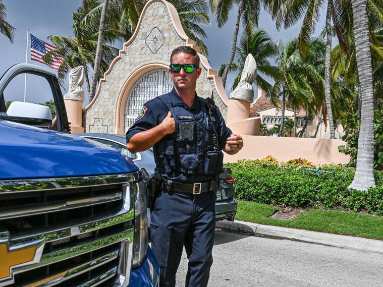 Policía custodia accesos a la residencia de Donald Trump en Palm Beach