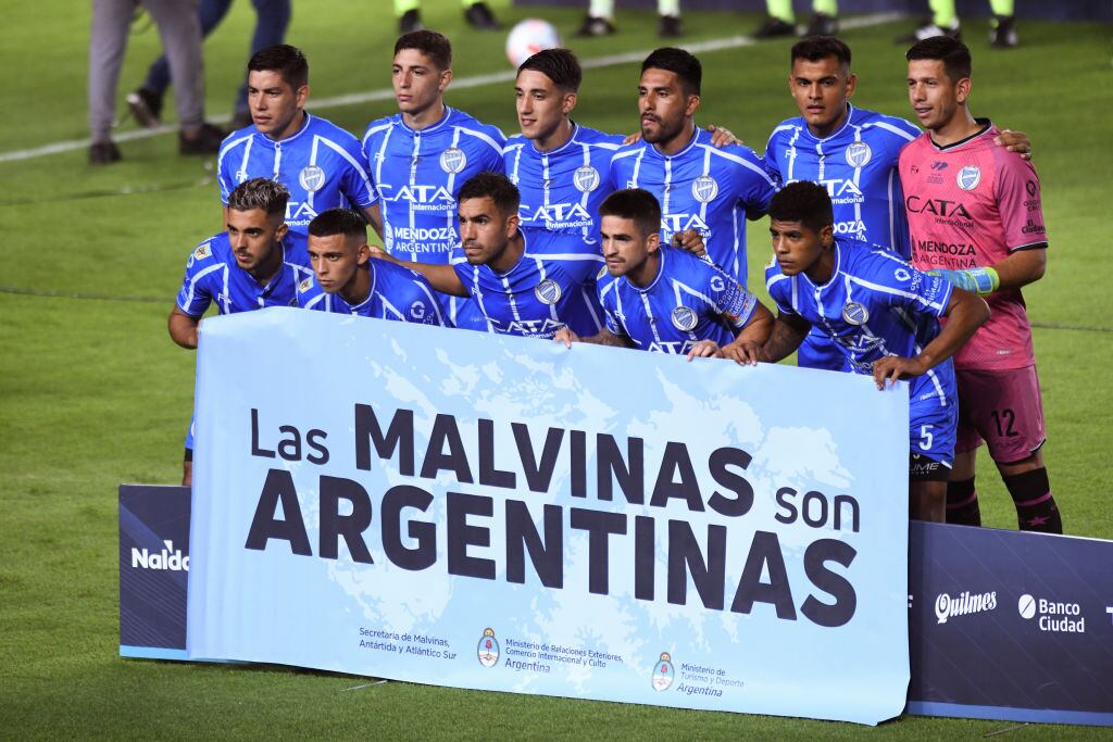 El equipo de Godoy Cruz pide el regreso de Las Malvinas a Argentina