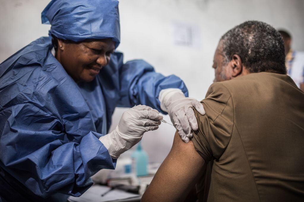 Trabajadora de la saluda vacuna contra el ébola en la RD Congo
