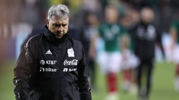 Gerardo Martino recibe pifias y le lanzan objetos tras derrota de México