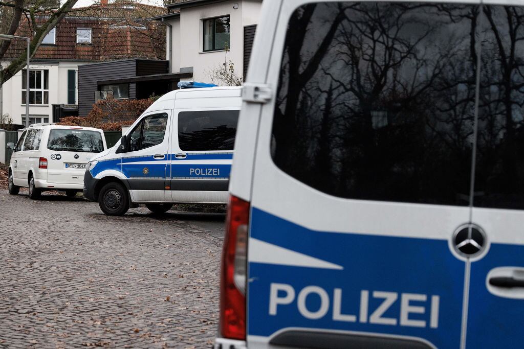 Policías asisten a procedimiento de registro en Berlín de Alemania