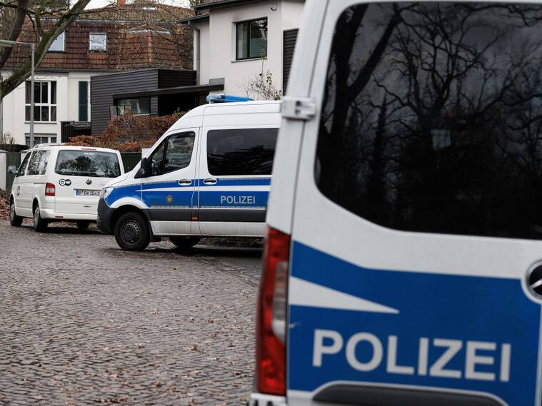 Policías asisten a procedimiento de registro en Berlín de Alemania