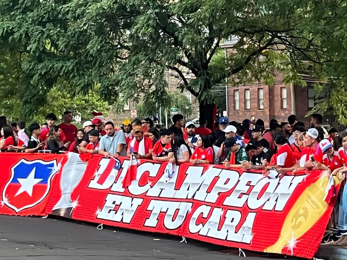 “Bicampeón en tu cara”: medios argentinos reaccionan al lienzo que lucieron hinchas chilenos en la Copa América 2024