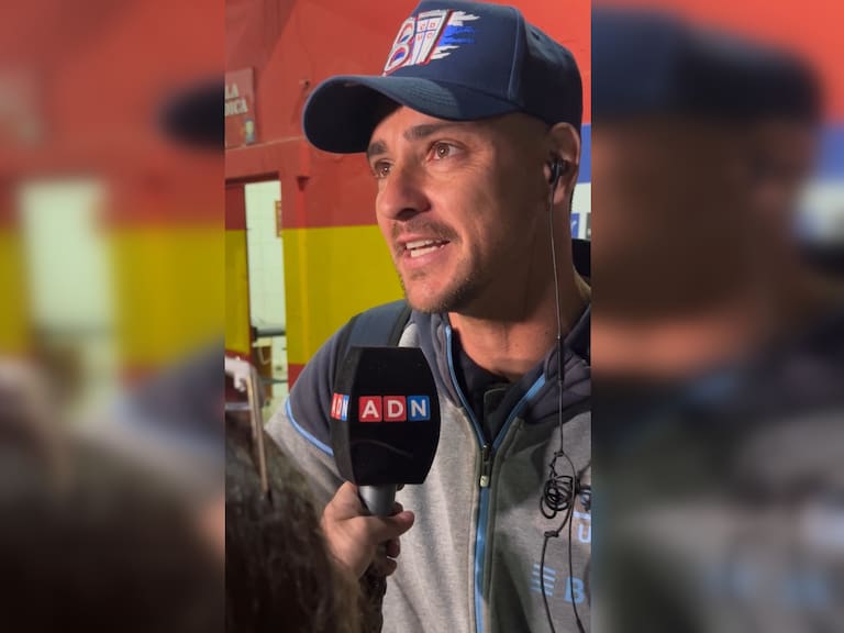 Fernando Zampedri recibe el saludo de su padre en ADN tras el gol 119 por la UC