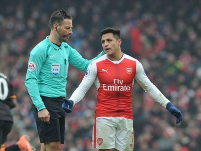 Árbitro se lució con genial maniobra para pasar el balón entre las piernas de Alexis Sánchez