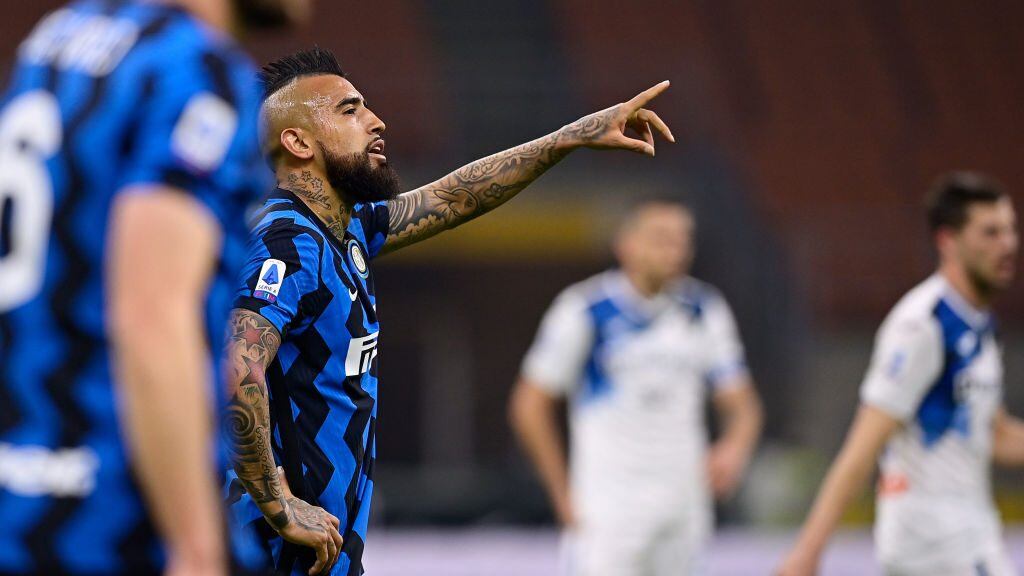MILAN, ITALY - MARCH 8: Arturo Vidal of Internazionale during the Italian Serie A match between Internazionale v Atalanta Bergamo at the San Siro on March 8, 2021 in Milan Italy (Photo by Mattia Ozbot/Soccrates/Getty Images)