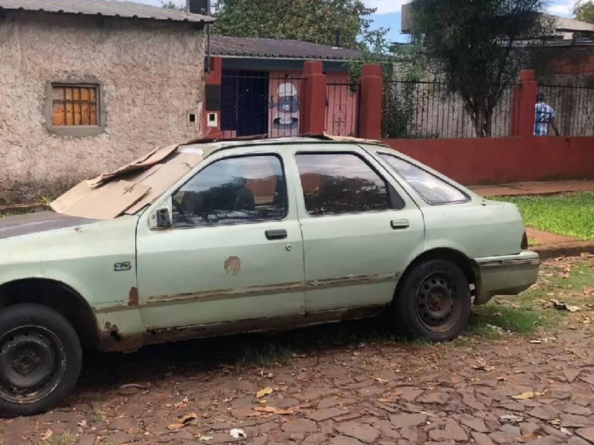 Argentina: pareja de adultos mayores vive en un auto luego de que su hijo los expulsara de su casa
