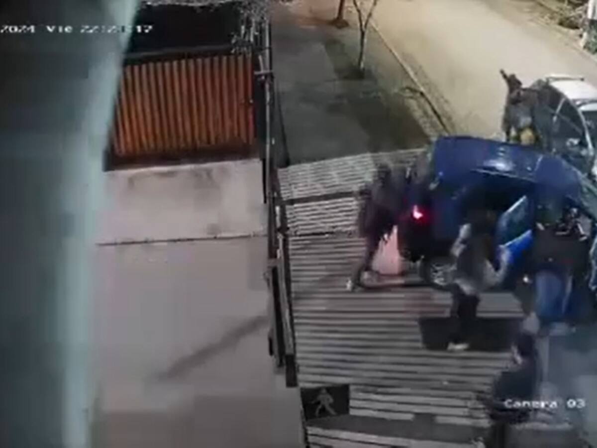 Delincuentes intentaron robar auto a pareja en Puente Alto: desistieron del delito porque vehículo no encendió