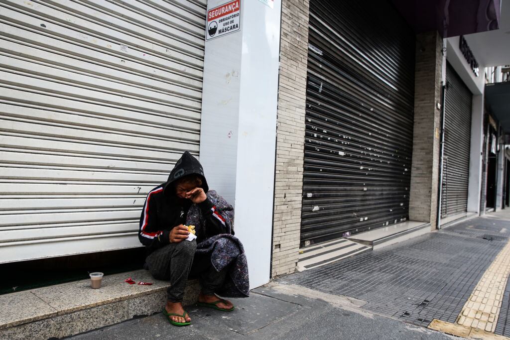 Un hombre pide ayuda en las calles de Sao Paulo