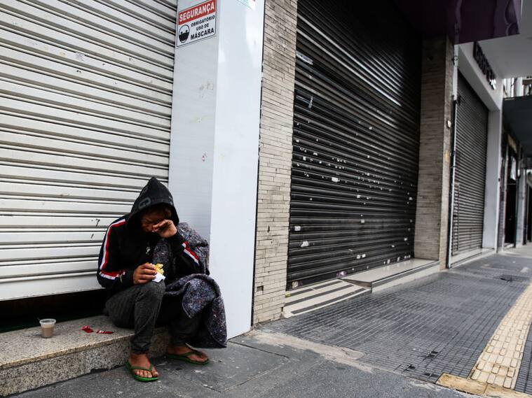 Un hombre pide ayuda en las calles de Sao Paulo