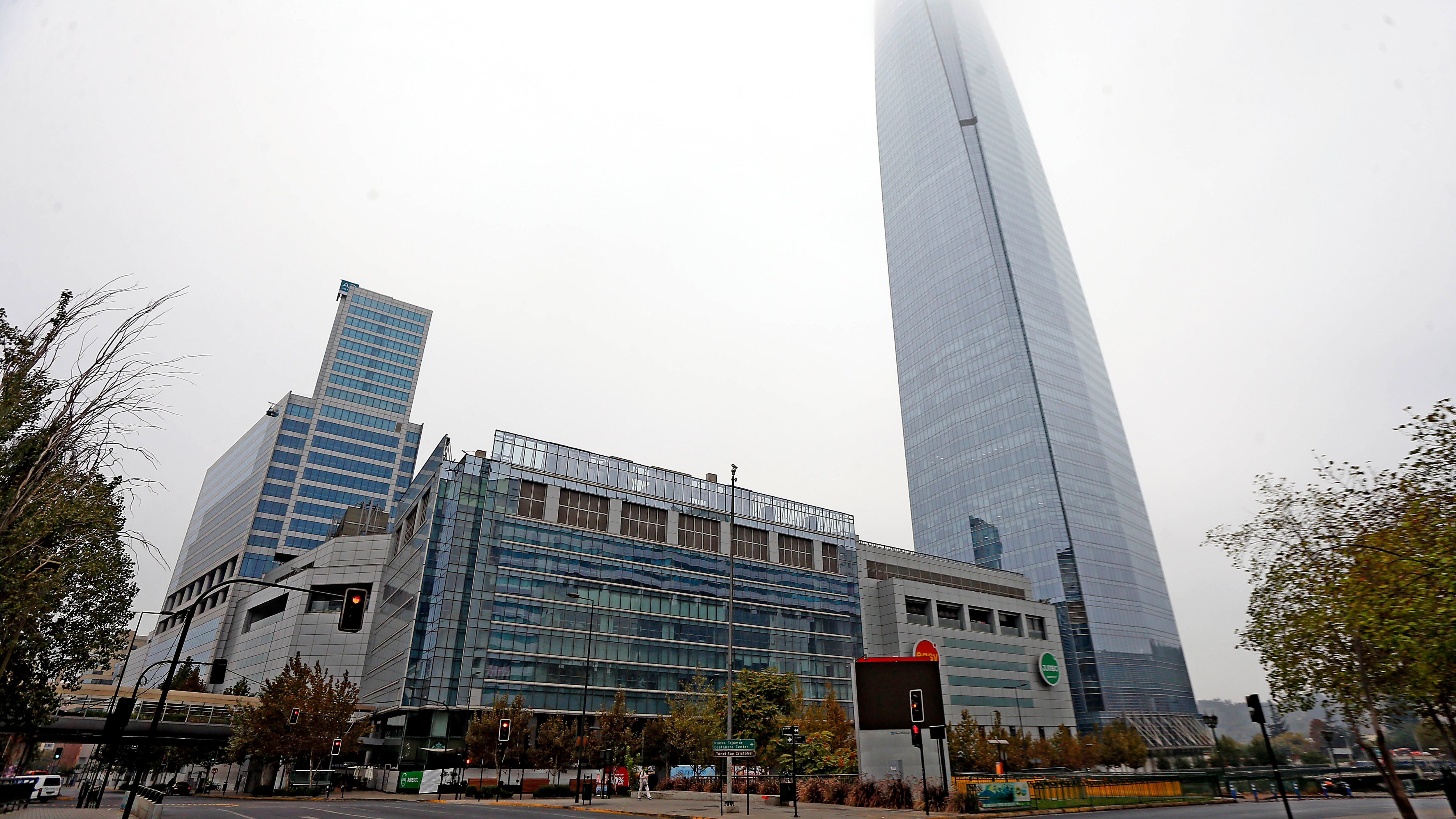 27 de Marzo de 2020/SANTIAGO Vista del Costanera Center bajo la cuarentena comunal obligatoria en 7 comunas de la Región Metropolitana para frenar el avance del COVID-19 
FOTO:CRISTOBAL ESCOBAR/AGENCIAUNO