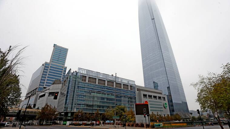 27 de Marzo de 2020/SANTIAGO Vista del Costanera Center bajo la cuarentena comunal obligatoria en 7 comunas de la Región Metropolitana para frenar el avance del COVID-19
FOTO:CRISTOBAL ESCOBAR/AGENCIAUNO