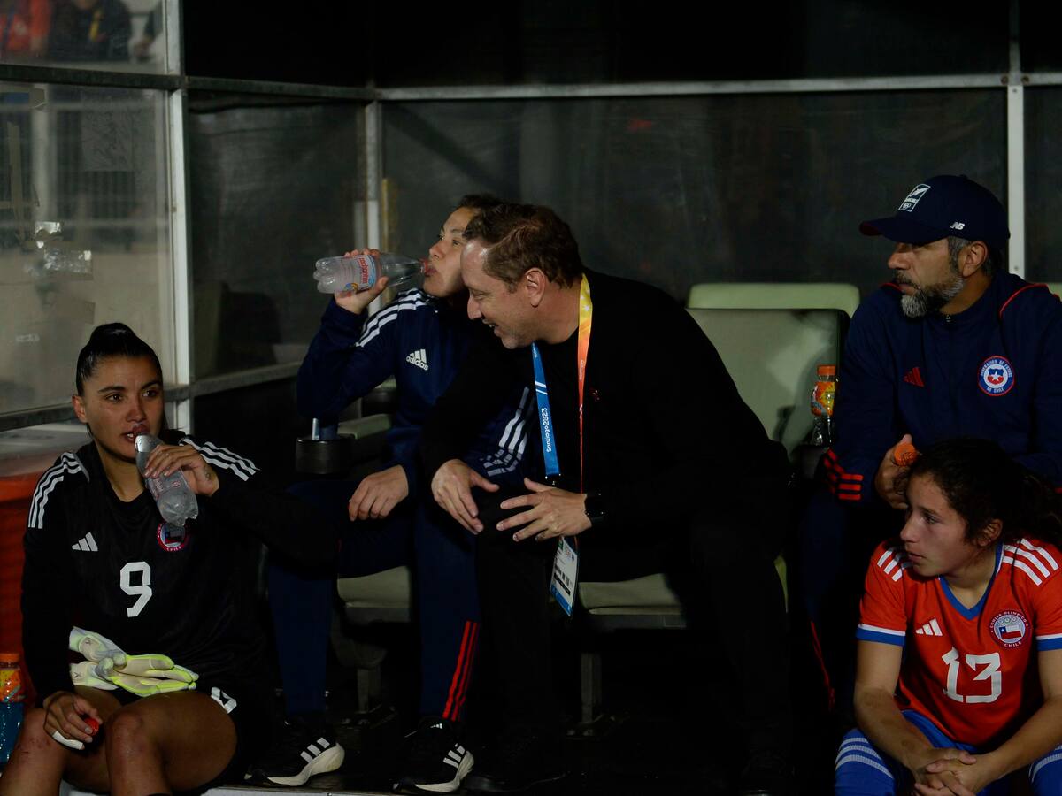 Luis Mena y la inclusión de futbolistas jóvenes en La Roja femenina: “No queremos que se generen esas brechas generacionales”