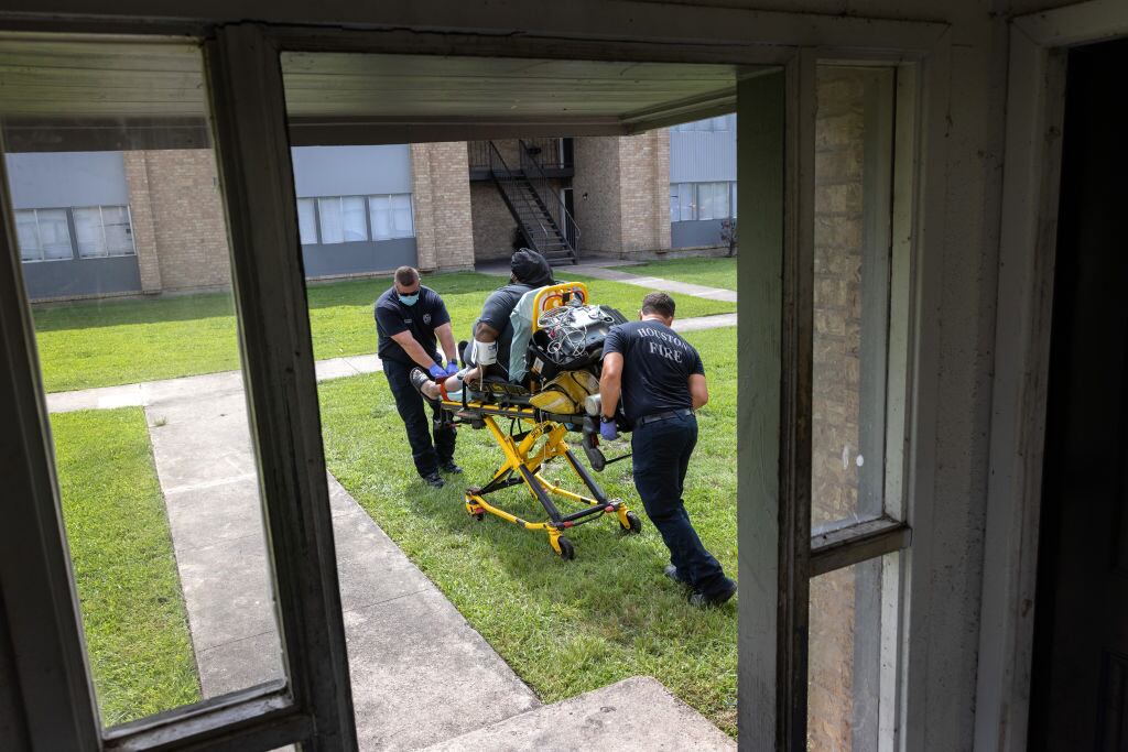 Paramédicos trasladan a pacientes con Covid-19 en Houston