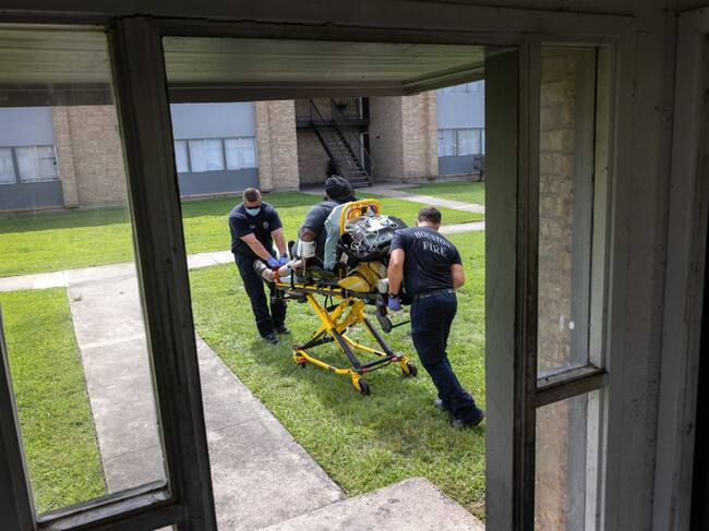 Paramédicos trasladan a pacientes con Covid-19 en Houston
