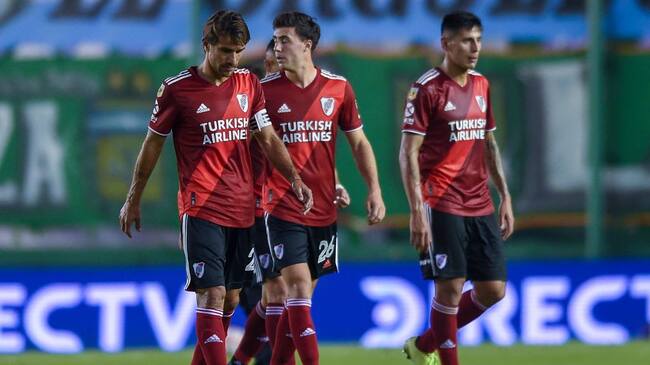 BUENOS AIRES, ARGENTINA - MAY 02: Leonardo Ponzio and José Paradela of River Plate leave the pitch after losing a match between Banfield and River Plate as part of Copa de la Liga Profesional 2021 at Florencio Sola Stadium on May 2, 2021 in Buenos Aires, Argentina. (Photo by Marcelo Endelli/Getty Images)