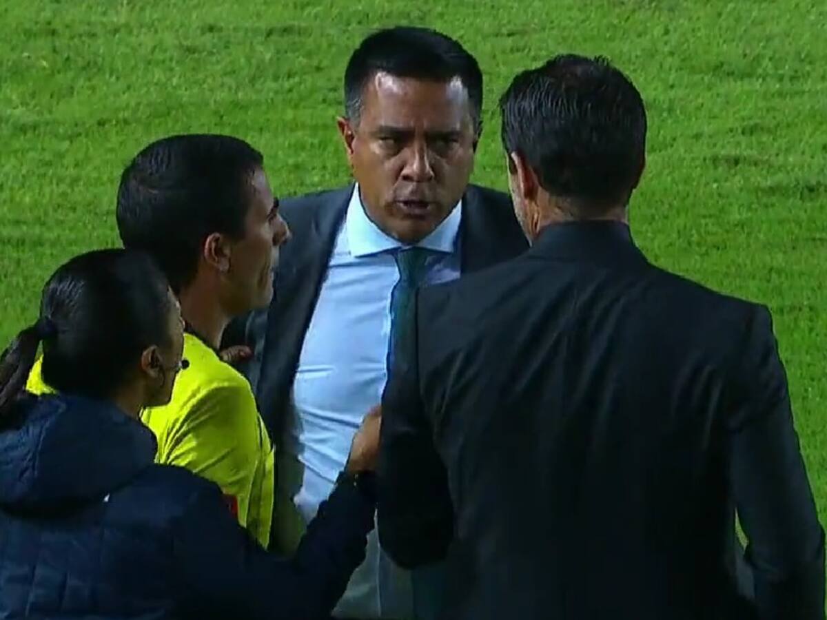 «Era un momento tenso»: Polémico DT venezolano le dio un palmetazo al entrenador de Racing en pleno partido de Copa Libertadores