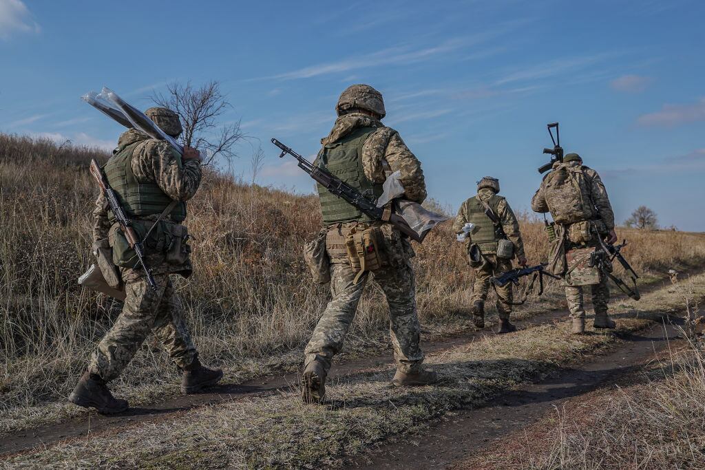Un grupo de militares de la 56° brigada movilizada caminan por la región de Donetsk en el frente de batalla en Ucrania