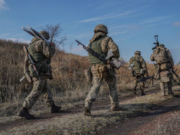 Un grupo de militares de la 56° brigada movilizada caminan por la región de Donetsk en el frente de batalla en Ucrania
