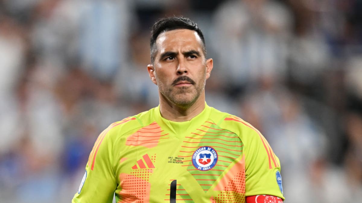 Claudio Bravo afronta el duro momento de La Roja: “Como hincha el apoyo es total, sea como sea el momento”