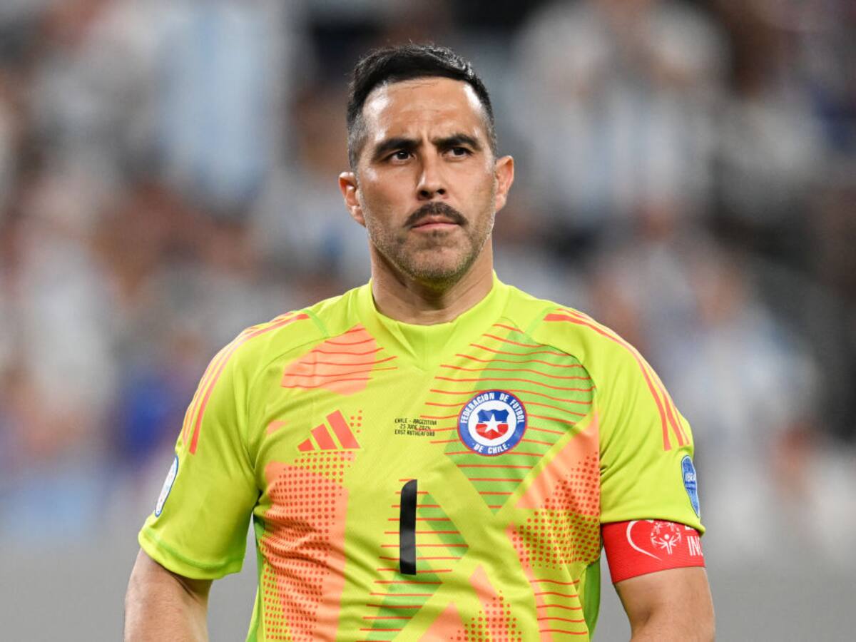 Claudio Bravo afronta el duro momento de La Roja: “Como hincha el apoyo es total, sea como sea el momento”