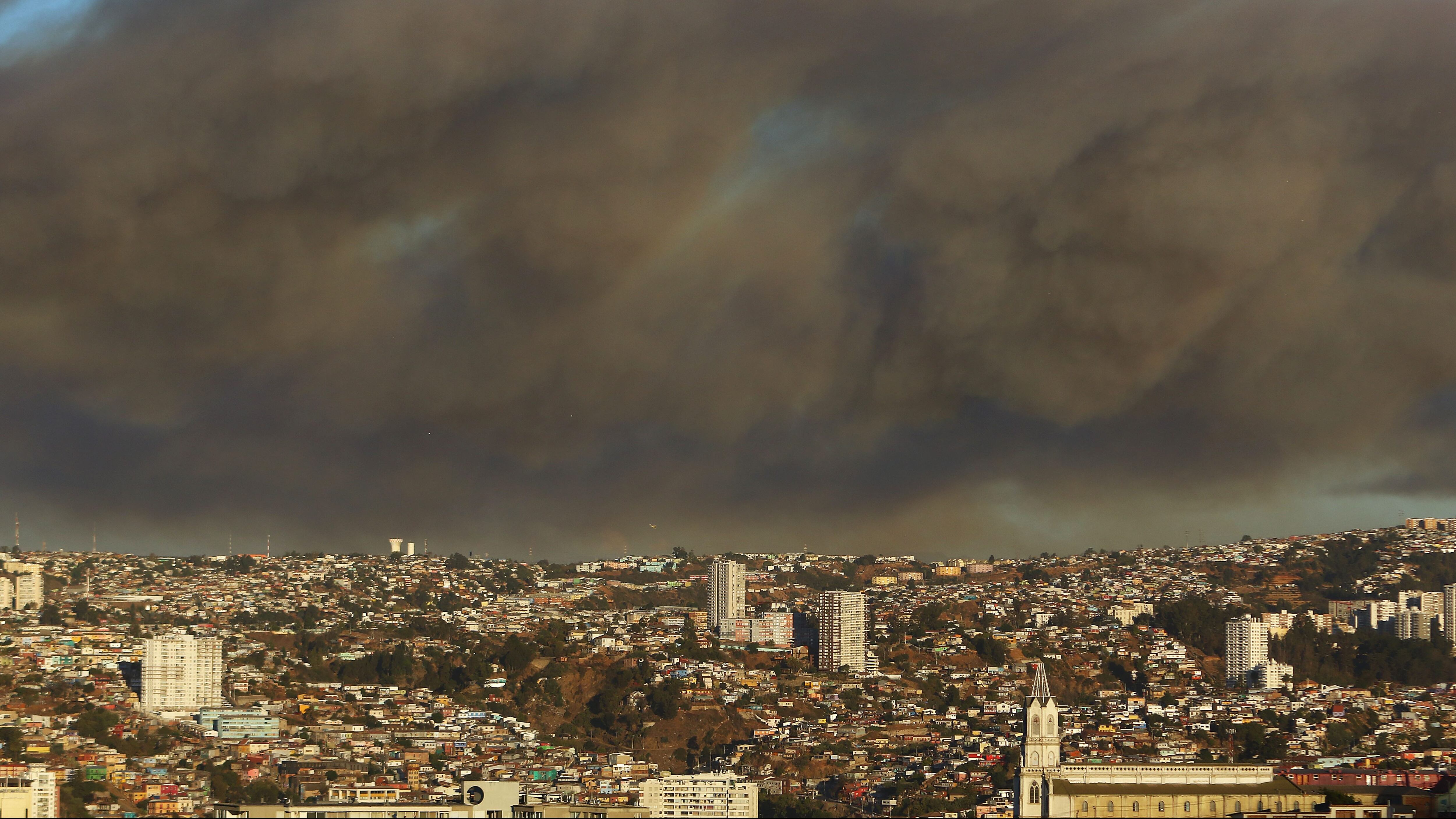 28 DE FEBRERO DE 2022/VALPARAISOVista de una gran columna de humo que deja un incendio forestal en la Ruta 68, a la altura de Camino La Pólvora.
FOTO: LEONARDO RUBILAR CHANDIA/AGENCIAUNO