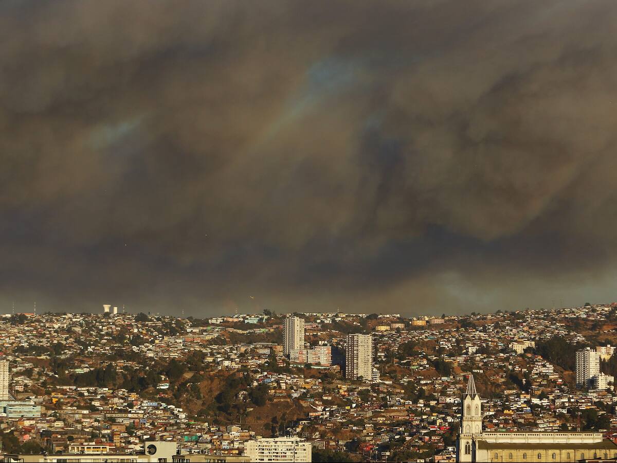 Esval anunció cortes de agua solidarios para controlar incendio forestal en Valparaíso