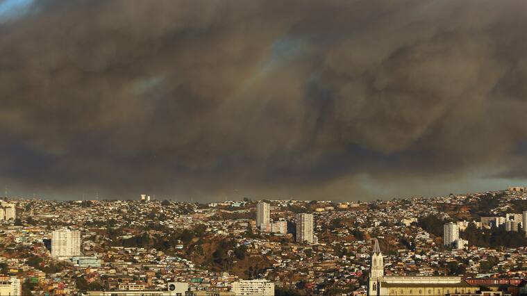 28 DE FEBRERO DE 2022/VALPARAISOVista de una gran columna de humo que deja un incendio forestal en la Ruta 68, a la altura de Camino La Pólvora.
FOTO: LEONARDO RUBILAR CHANDIA/AGENCIAUNO