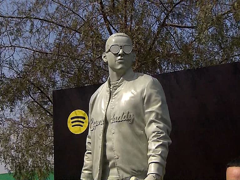 Un reconocimiento para el King: instalan estatua de Daddy Yankee en Las Condes
