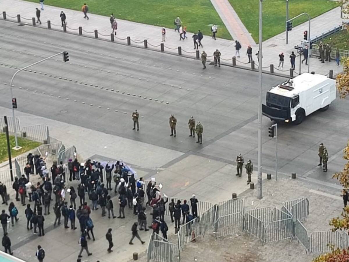 Grupo de estudiantes protesta frente a La Moneda: Alameda se encuentra cortada