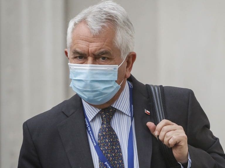 15 de octubre del 2020/SANTIAGOEl ministro de Salud, Enrique Paris, se retira tras realizar el balance covid en el Palacio de la Moneda. 
FOTO: SEBASTIAN BELTRAN GAETE/AGENCIAUNO