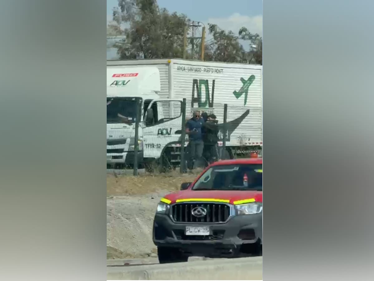 Impactante registro capta robo a camión con pistolas en plena caletera de Américo Vespucio: secuestraron al conductor