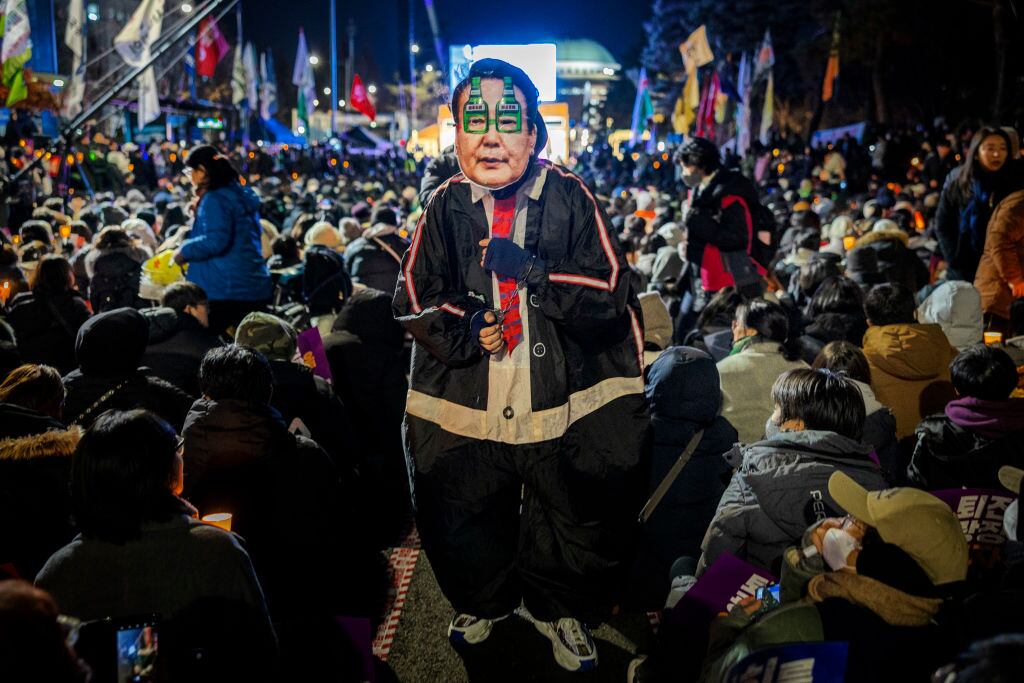 Manifestantes en la ciudad de Seúl piden la salida del presidente de Corea del Sur, Yoon Suk Yeol, tras su fallido intento de aplicar la ley marcial