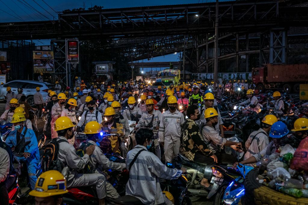 Trabajadores durante un cambio de turno en la planta de níquel ubicada en la isla Celebés Central de Indonesia.