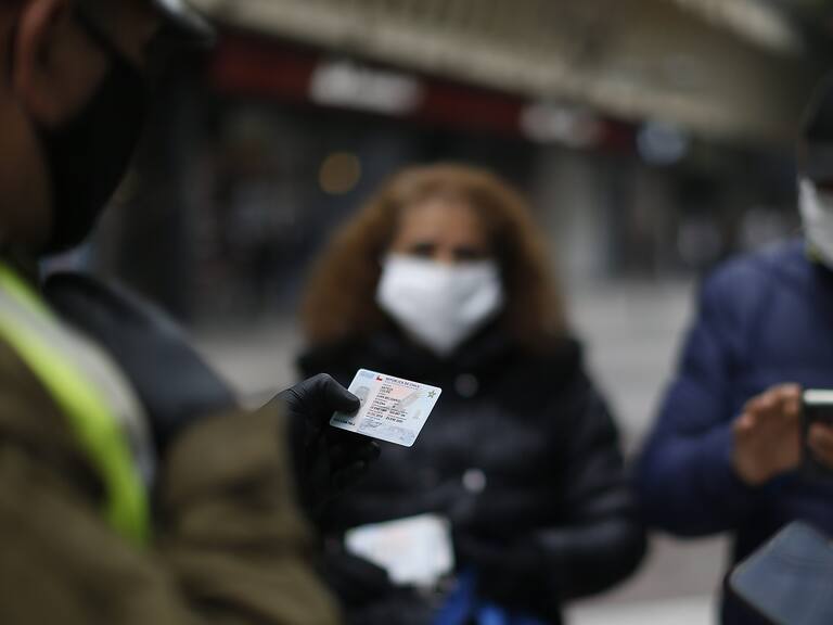 Estudio reveló discriminación en controles de identidad: mujeres, extranjeros y personas de comunas vulnerables son los más fiscalizados