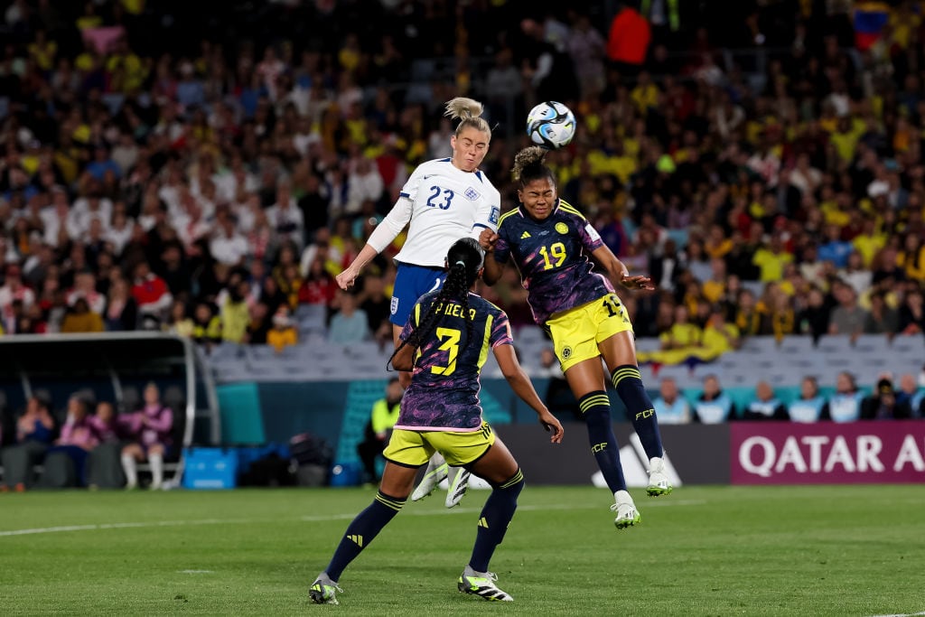 Futbolista de Inglaterra gana en el aire a la de Colombia en el Mundial Femenino