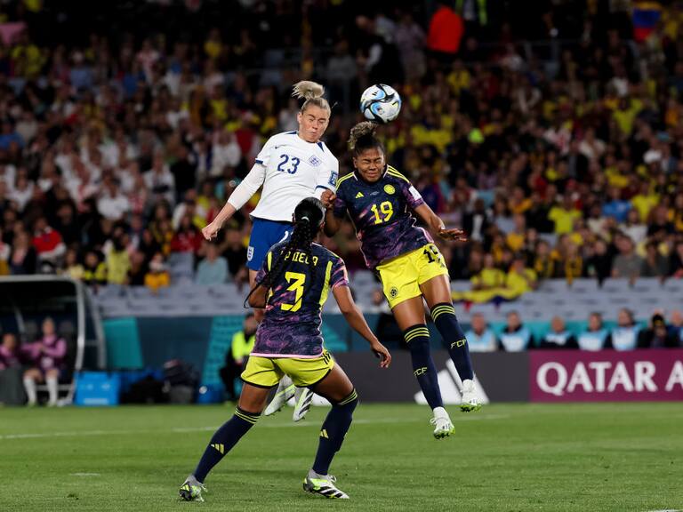 Futbolista de Inglaterra gana en el aire a la de Colombia en el Mundial Femenino