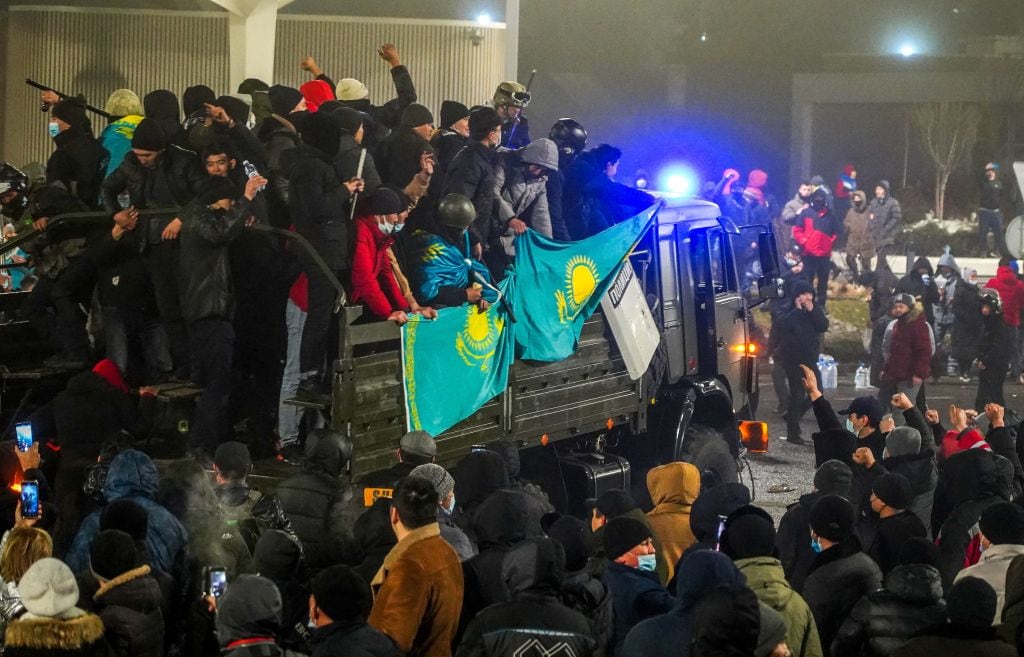 Masivas y violentas protestas por el alza del gas en la ciudad de Almaty