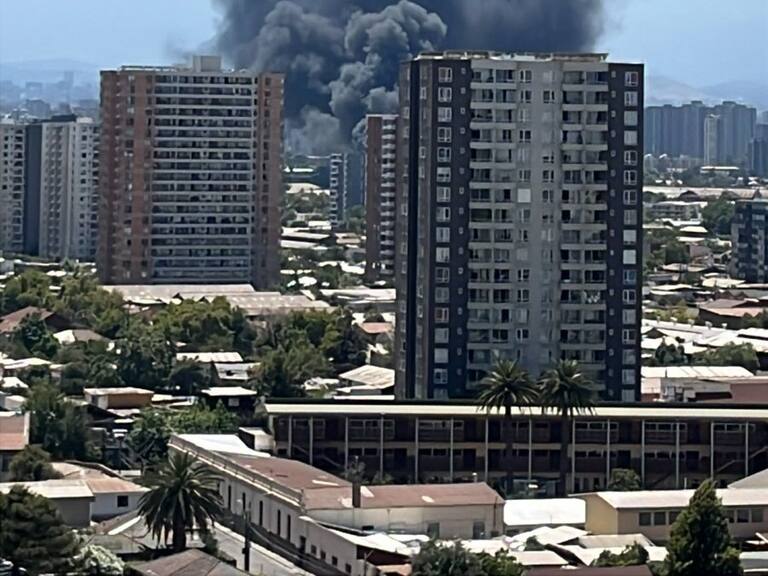 Incendio en San Joaquín genera gran columna de humo visible en varias comunas de Santiago