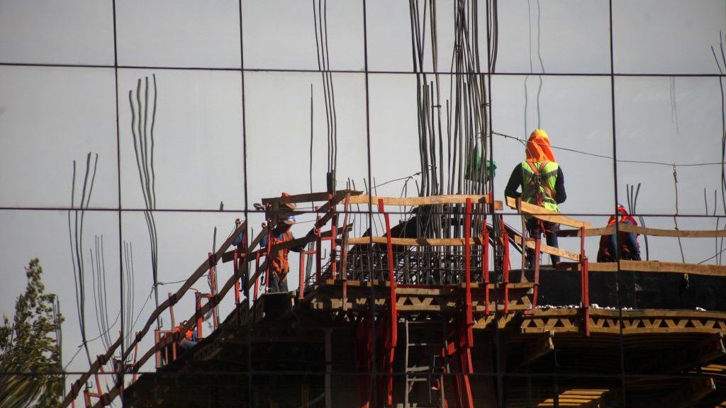 14 DE ABRIL 2020 / SANTIAGO
Obra en construcción se refleja en el edificio de en frente, ubicada en calle Pedro de Valdivia, en la comuna de providencia, luego de que el gobierno decidiera libre a la comuna de la cuarentena total, Santiago.
FOTO: AILEN DIAZ/AGENCIAUNO