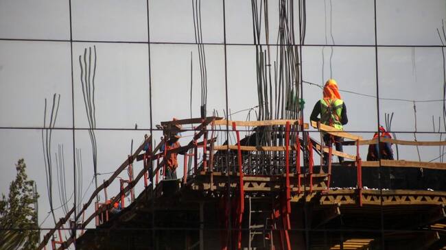 14 DE ABRIL 2020 / SANTIAGO
Obra en construcción se refleja en el edificio de en frente, ubicada en calle Pedro de Valdivia, en la comuna de providencia, luego de que el gobierno decidiera libre a la comuna de la cuarentena total, Santiago.
FOTO: AILEN DIAZ/AGENCIAUNO