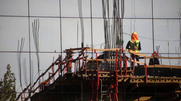 14 DE ABRIL 2020 / SANTIAGO
Obra en construcción se refleja en el edificio de en frente, ubicada en calle Pedro de Valdivia, en la comuna de providencia, luego de que el gobierno decidiera libre a la comuna de la cuarentena total, Santiago.
FOTO: AILEN DIAZ/AGENCIAUNO